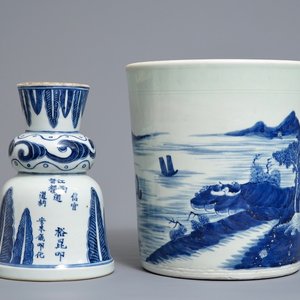 Een Chinese blauwwitte jardinière en een kandelaar met inscriptie, 18/19e eeuw — foto 1