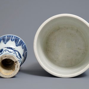 Een Chinese blauwwitte jardinière en een kandelaar met inscriptie, 18/19e eeuw — foto 5