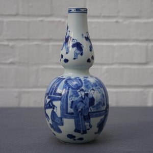 Een Chinese blauwwitte kalebasvaas met figuratief decor, Kangxi — foto 13