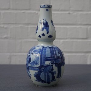 Een Chinese blauwwitte kalebasvaas met figuratief decor, Kangxi — foto 16