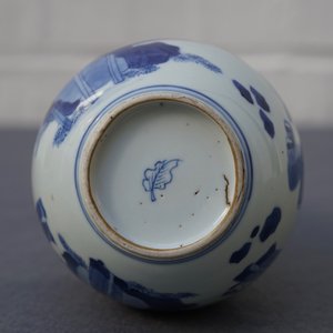 Een Chinese blauwwitte kalebasvaas met figuratief decor, Kangxi — foto 17
