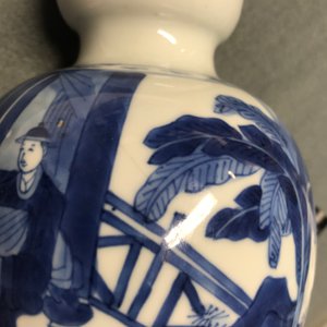 Een Chinese blauwwitte kalebasvaas met figuratief decor, Kangxi — foto 7