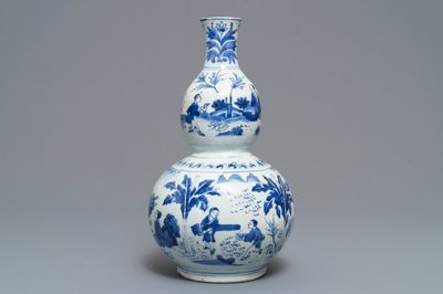 Een Chinese blauwwitte kalebasvaas met figuratief decor rondom, Transitie periode