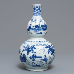 Een Chinese blauwwitte kalebasvaas met figuratief decor rondom, Transitie periode — foto 1