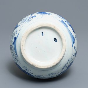 Een Chinese blauwwitte kalebasvaas met figuratief decor rondom, Transitie periode — foto 5