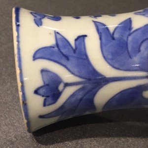 Een Chinese blauwwitte kalebasvaas met figuratief decor rondom, Transitie periode — foto 9