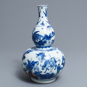 Een Chinese blauwwitte kalebasvaas met figuratief decor rondom, Transitie periode — foto 4