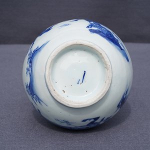 Een Chinese blauwwitte kalebasvaas met figuratief decor rondom, Transitie periode — foto 13