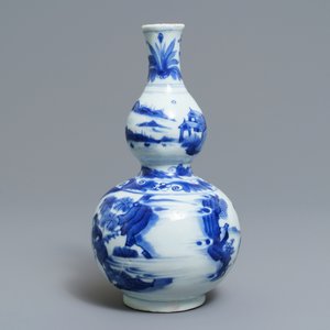 Een Chinese blauwwitte kalebasvaas met figuratief decor rondom, Transitie periode — foto 4