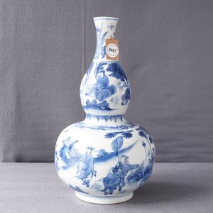 Een Chinese blauwwitte kalebasvaas met figuratief decor rondom, Transitie periode — foto 12
