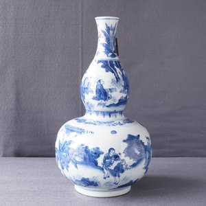 Een Chinese blauwwitte kalebasvaas met figuratief decor rondom, Transitie periode — foto 13