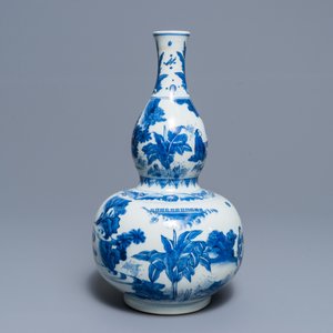 Een Chinese blauwwitte kalebasvaas met figuratief decor rondom, Transitie periode — foto 4
