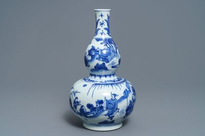 Een Chinese blauwwitte kalebasvaas met figuratief decor, Transitie periode