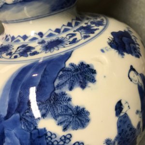Een Chinese blauwwitte kalebasvaas met fijn figuratief decor rondom, Transitie periode — foto 11