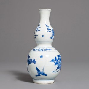 Een Chinese blauwwitte kalebasvaas met floraal decor, Transitie periode — foto 2