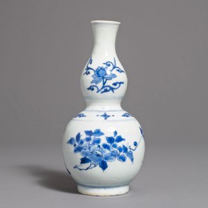 Een Chinese blauwwitte kalebasvaas met floraal decor, Transitie periode — foto 3