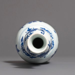 Een Chinese blauwwitte kalebasvaas met floraal decor, Transitie periode — foto 6