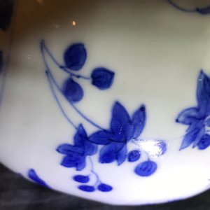 Een Chinese blauwwitte kalebasvormige schenkkan, Transitie periode — foto 26