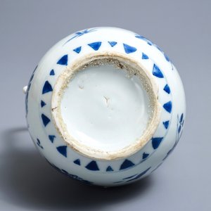 Een Chinese blauwwitte kalebasvormige schenkkan, Transitie periode — foto 6