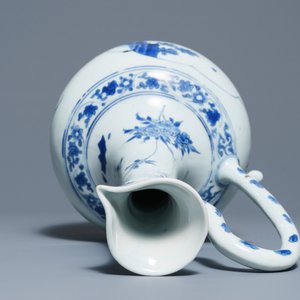 Een Chinese blauwwitte kan met cartouches met figuratief decor, Transitie periode — foto 6