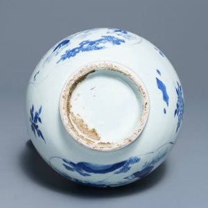 Een Chinese blauwwitte kan met cartouches met figuratief decor, Transitie periode — foto 7