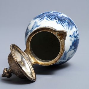 Een Chinese blauwwitte kan met decor naar Cornelis Pronk, 'De parasoldames', Qianlong — foto 6
