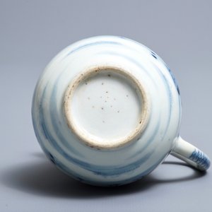 Een Chinese blauwwitte kan met decor naar Cornelis Pronk, 'De parasoldames', Qianlong — foto 8