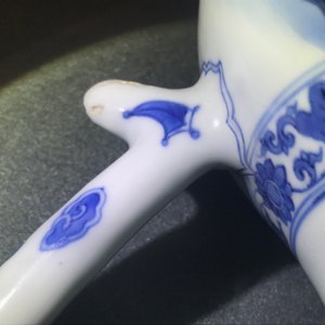 Een Chinese blauwwitte kan met figuratief decor rondom, Transitie periode — foto 12
