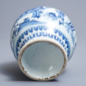 Een Chinese blauwwitte kan met figuren in een landschap, Transitie periode — foto 6