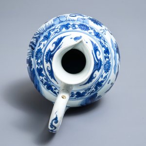 Een Chinese blauwwitte kan met figuren in een landschap, Transitie periode — foto 7