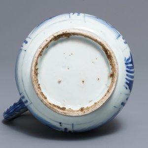 Een Chinese blauwwitte kan met floraal decor, Wanli — foto 6