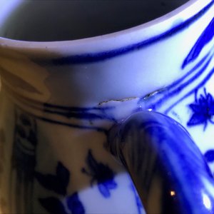 Een Chinese blauwwitte kan met floraal decor, Wanli — foto 9