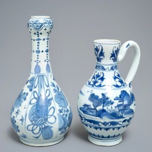 Een Chinese blauwwitte kan met landschapsdecor en een fles met symbooldecor, Transitie periode en Wanli — foto 1