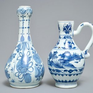 Een Chinese blauwwitte kan met landschapsdecor en een fles met symbooldecor, Transitie periode en Wanli — foto 2