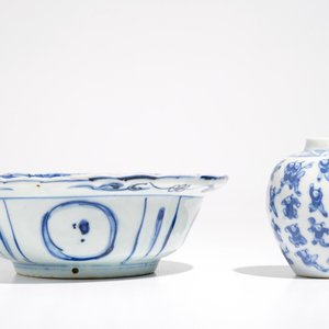 Een Chinese blauwwitte klapmuts, Wanli en een klein bolvormig vaasje met spelende jongens, Kangxi merk, 19e eeuw — foto 3