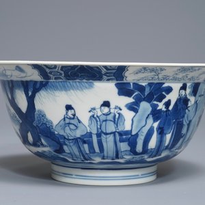 Een Chinese blauwwitte klapmutskom met figuren, Chenghua merk, Kangxi — foto 1