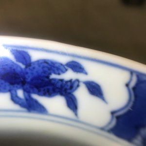 Een Chinese blauwwitte klapmutskom met figuren, Chenghua merk, Kangxi — foto 13