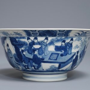 Een Chinese blauwwitte klapmutskom met figuren, Chenghua merk, Kangxi — foto 3