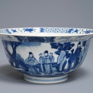 Een Chinese blauwwitte klapmutskom met figuren, Chenghua merk, Kangxi — foto 7