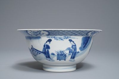 Een Chinese blauwwitte klapmutskom met figuren, Jiajing merk, Kangxi