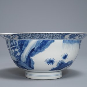 Een Chinese blauwwitte klapmutskom met figuren, Jiajing merk, Kangxi — foto 3