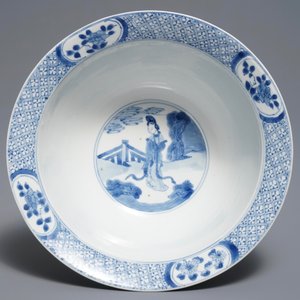 Een Chinese blauwwitte klapmutskom met figuren, Jiajing merk, Kangxi — foto 6