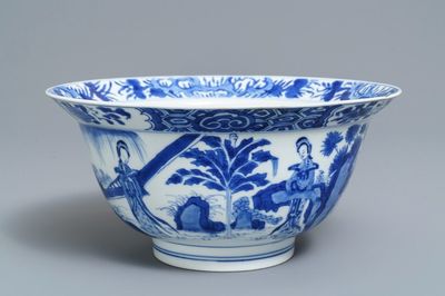 Een Chinese blauwwitte klapmutskom met figuren, Kangxi merk en periode