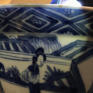 Een Chinese blauwwitte klapmutskom met figuren, Kangxi merk en periode — foto 11
