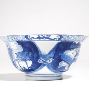 Een Chinese blauwwitte klapmutskom met figurendecor, Chenghua merk, Kangxi — foto 2