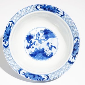 Een Chinese blauwwitte klapmutskom met figurendecor, Chenghua merk, Kangxi — foto 5