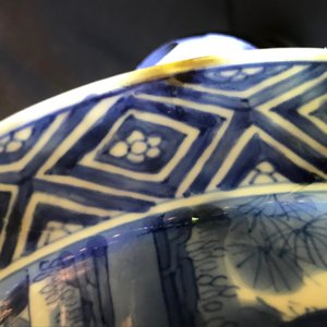 Een Chinese blauwwitte klapmutskom met figurendecor, Kangxi merk en periode — foto 11