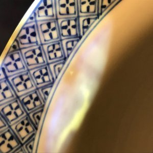 Een Chinese blauwwitte klapmutskom met figurendecor, Kangxi merk en periode — foto 12