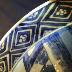 Een Chinese blauwwitte klapmutskom met figurendecor, Kangxi merk en periode — foto 8