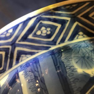 Een Chinese blauwwitte klapmutskom met figurendecor, Kangxi merk en periode — foto 9